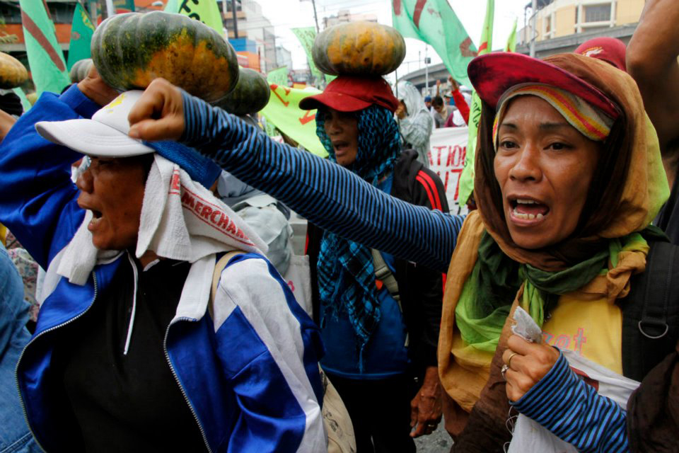 [Featured Photo] Women farmers from Negros chant slogans at the Mendiola Bridge. (Photo: Jimmy A. Domingo)&nbsp;-TFM