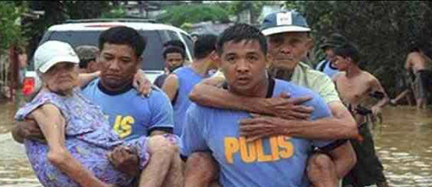 [Featured Photo] Policemen to the&nbsp;rescue