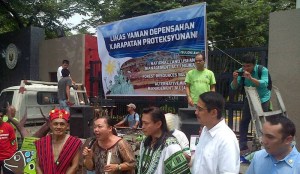 Photo Green March (pre SONA 2013) with our lead green champions at the House of Representatives. greenresearch.gwen@gmail.com