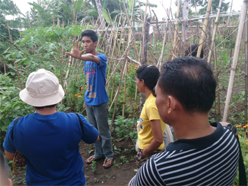 Mark of PAKISAMA tours ATM members around UNLAD’s organic vegetable farm.